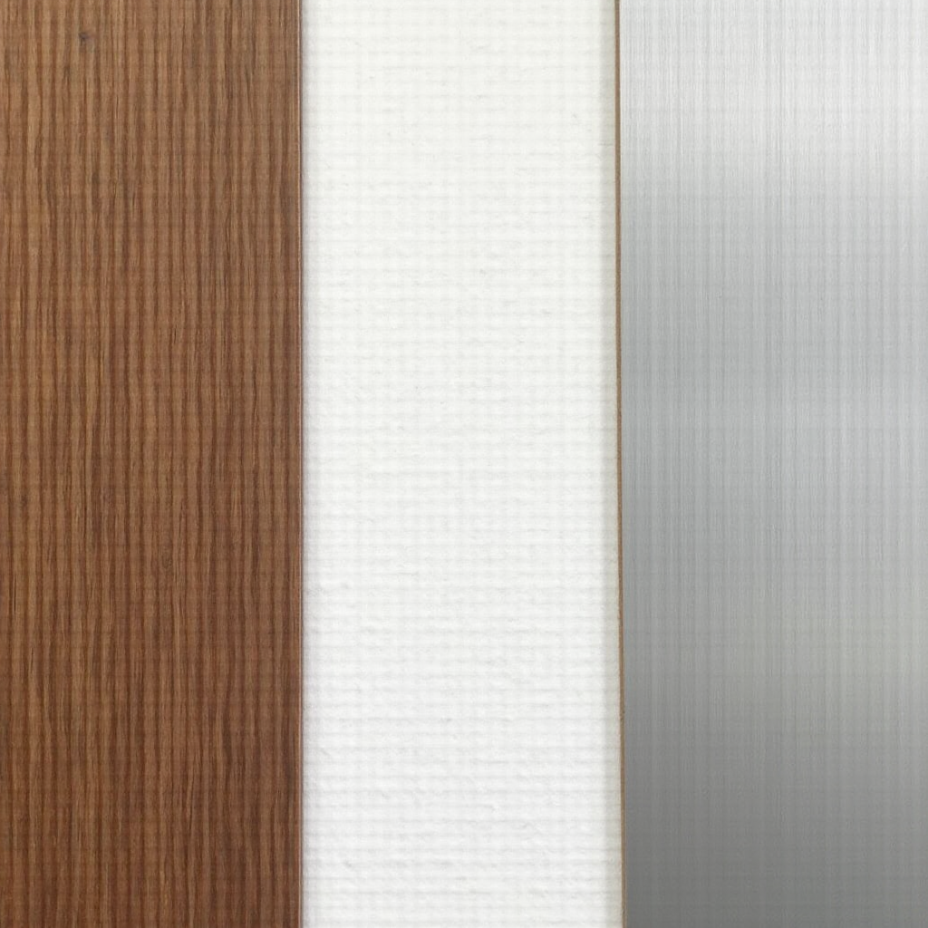 Porównanie próbek materiałów do lameli: od lewej – ciemne drewno tekowe, biały MDF z widoczną strukturą, srebrny panel z tworzywa sztucznego. Zdjęcie makro ukazujące fakturę każdego z materiałów.