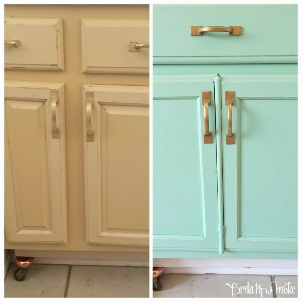 Porównanie szafki kuchennej przed i po metamorfozie: stary laminat pokryty farbą kredową w kolorze miętowym z nowymi mosiężnymi uchwytami. Kadr pokazuje też wymienione kółka meblowe na miedziane.