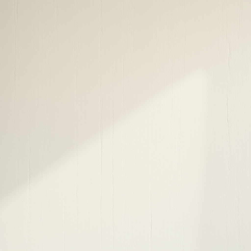 fragment ściany z dekoracyjnym tynkiem w kolorze ecru z widocznymi pionowymi smugami i subtelnymi przejściami tonalnymi